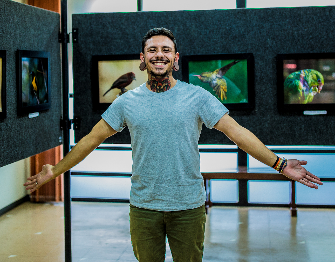 Gabriel Brutti em exposição de braços abertos