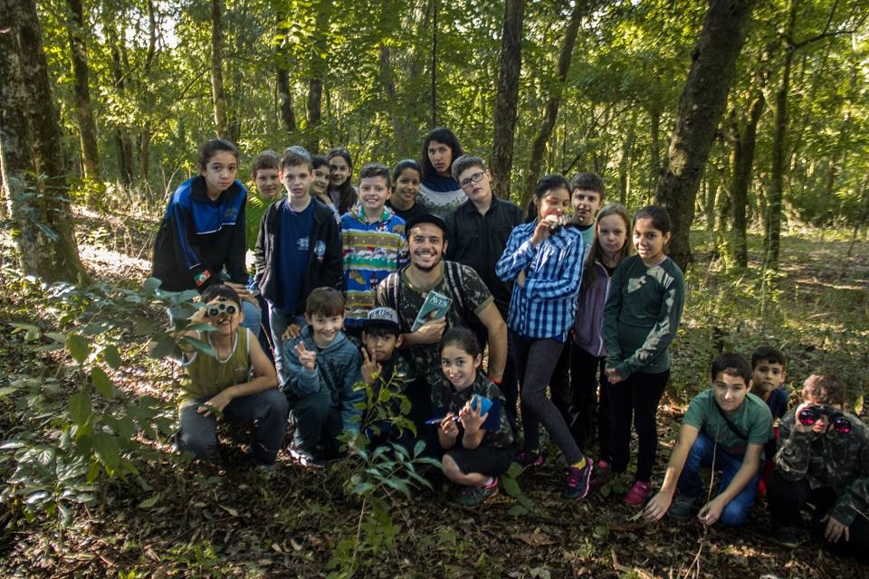 Gabriel Brutti com alunos em floresta